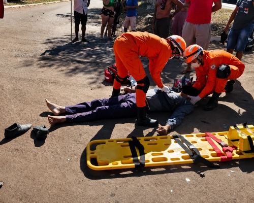 Idoso é socorrido após acidente entre moto e caminhonete na região do Distrito de Cangas